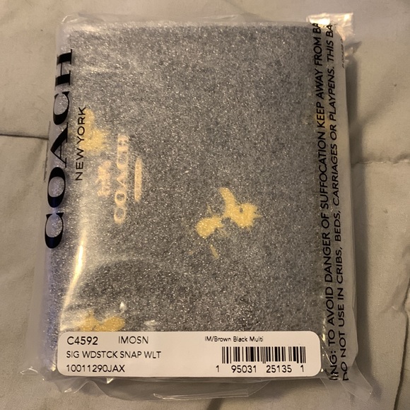 Special Limited Edition Coach X Peanuts Woodstock Snap Wallet. - Picture 3 of 5